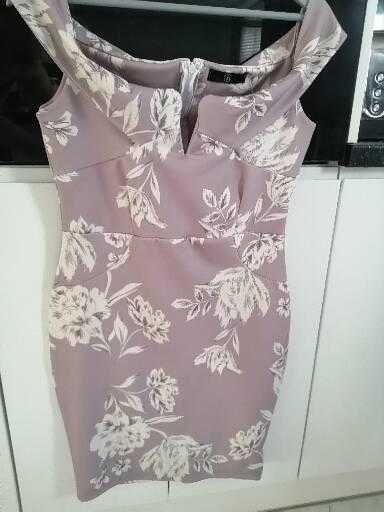 Sukienka w kwiaty Asos