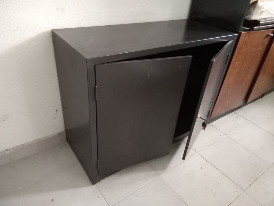 Móvel metálico castanho