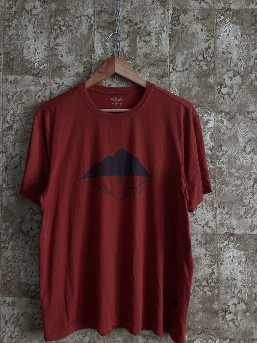 футболка від бренду Rab