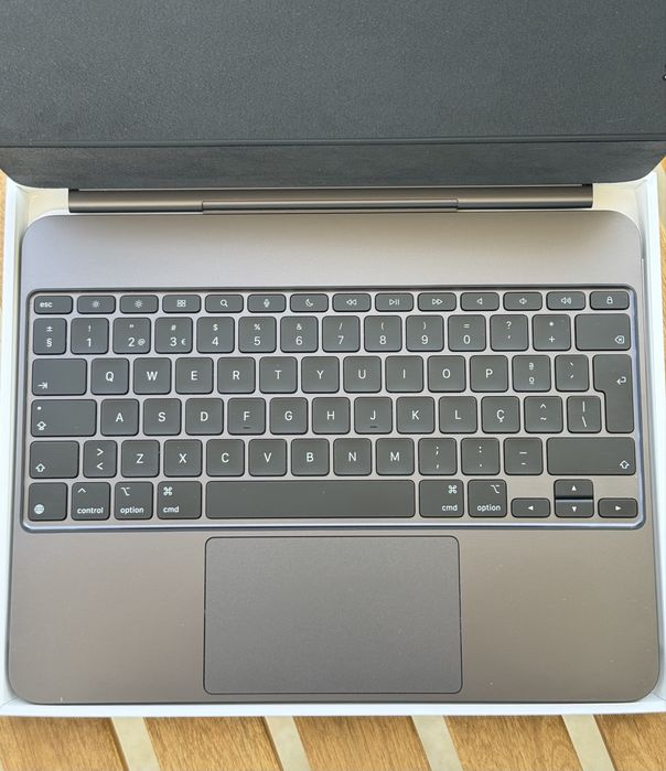 Apple Magic Keyboard iPad Pro 13 Preto
