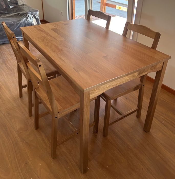 Mesa de jantar em madeira com 4 cadeiras