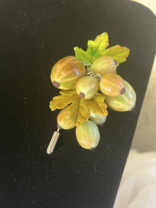 Broszka. Agrest. Handmade. Polimerowa glina