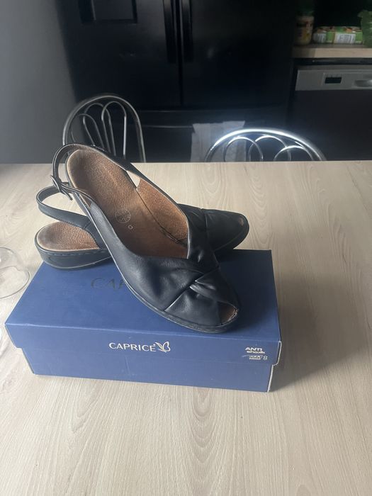 Skórzane sandały firmy Jenny by ara