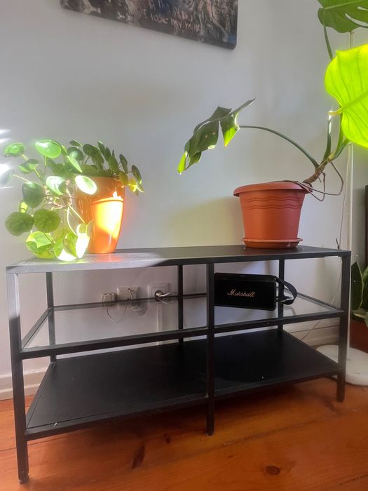 Móvel de sala de estar, com prateleira em metal preto e vidro