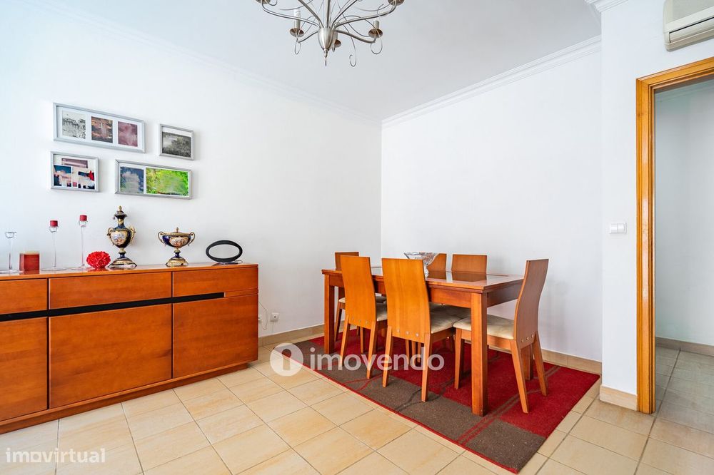 Apartamento T3 com áreas amplas, varandas e arrecadação, em Alverca