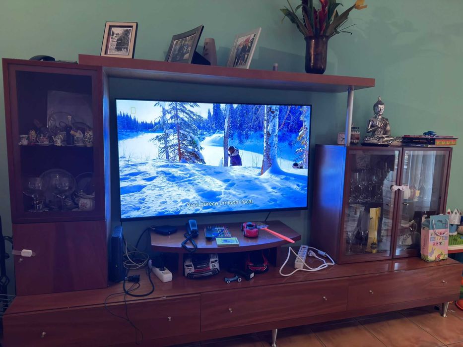 Móvel de televisão com cristaleira