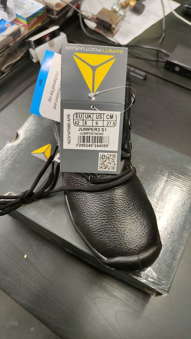Buty robocze Delta Plus JUMPER3 S1 SRC – rozmiar 42, metalowy podnosek