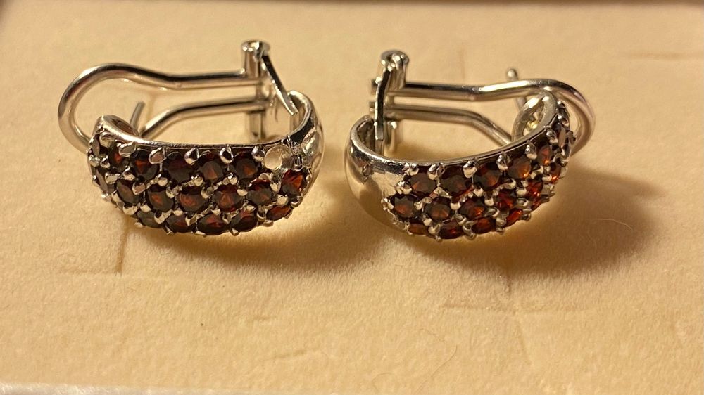 Brincos em prata 925 com granadas