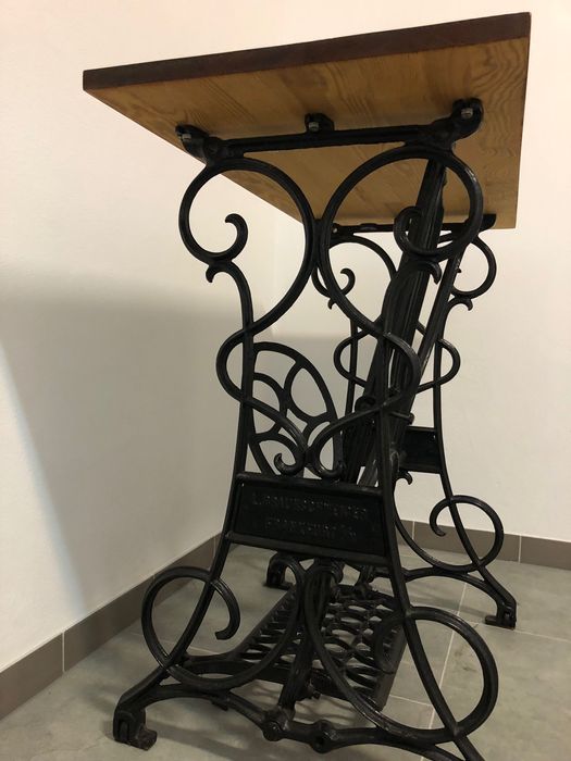 Stolik z nogami z maszyny do szycia