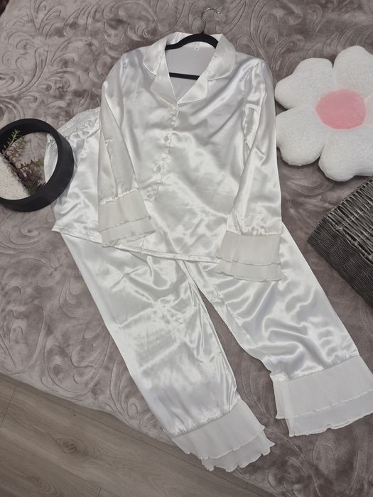 Жіночий піжамний комплект з рюшами,може бути як весільний