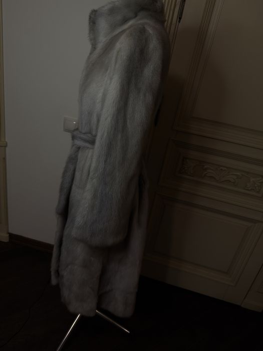 Норкове пальто , Італія , сіре нефарбавене хутро , цільні частини