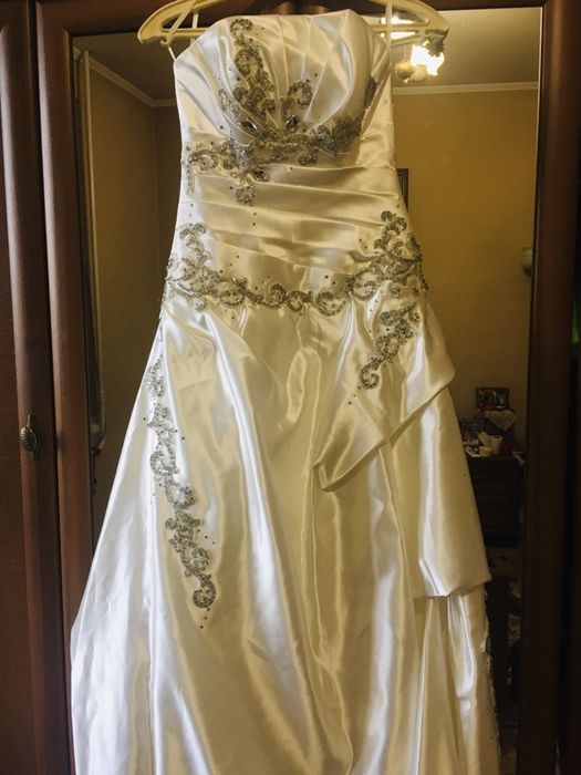 Весільна сукня абсолютно нова з камінням Сваровскі