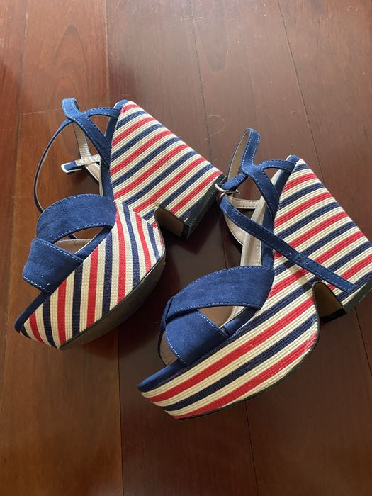 Sapato de salto compensado