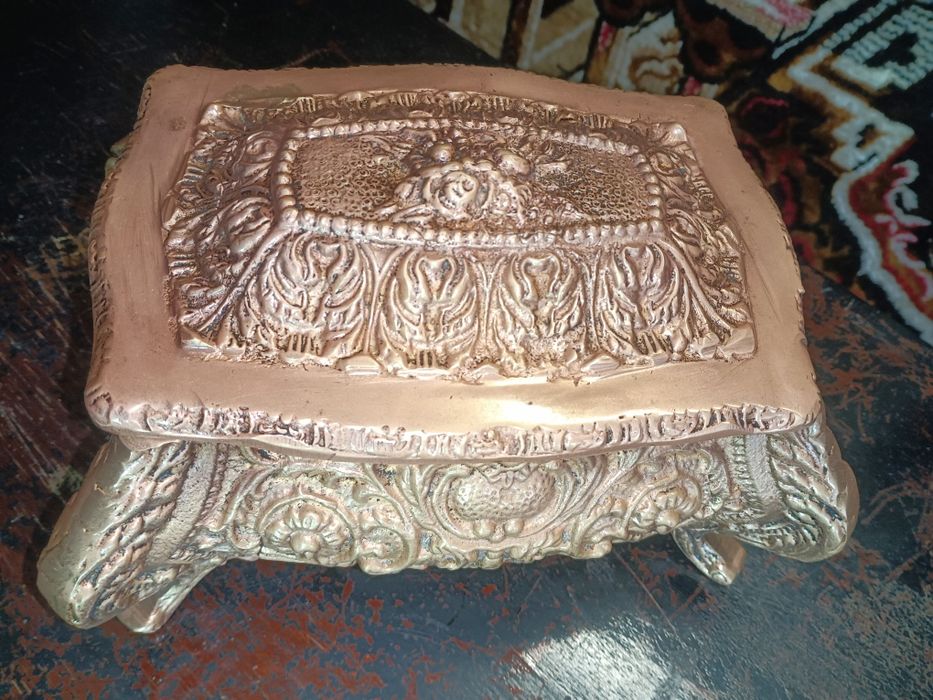 Imponente guarda-jóias antigo estilo barroco, em latão maciço, decoraç