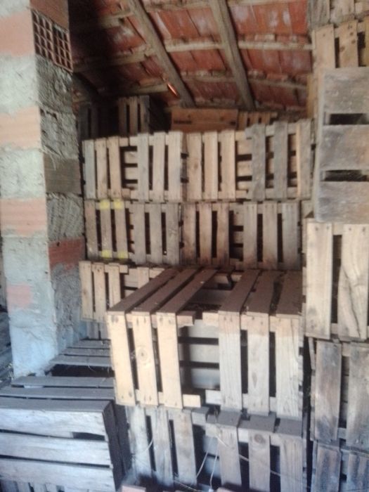 Caixas em madeira da fruta