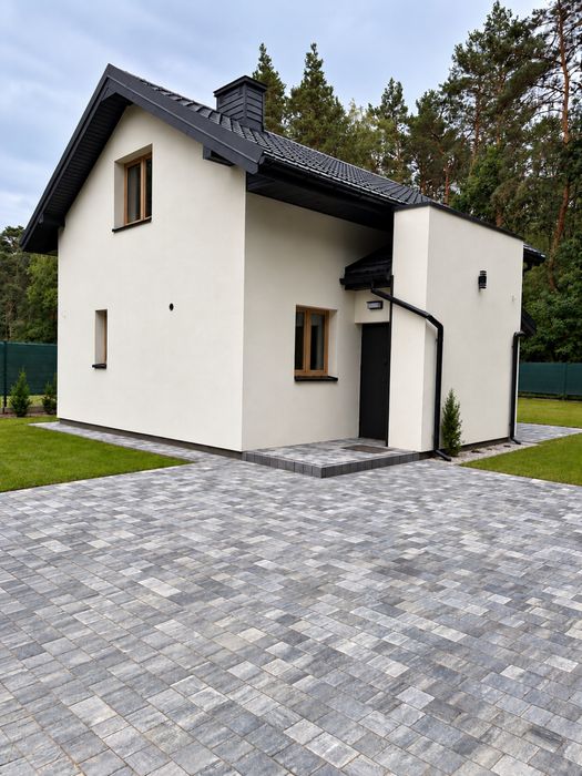 Nowy dom wolnostojący 74 m2. Niskie koszty utrzymania. Położony na końcu ulicy przy ścianie lasu. Cisza i prywatność. Taras. Nowe meble i AGD.