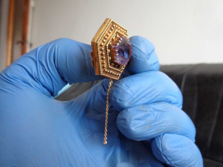 Broszka złota z ametystem