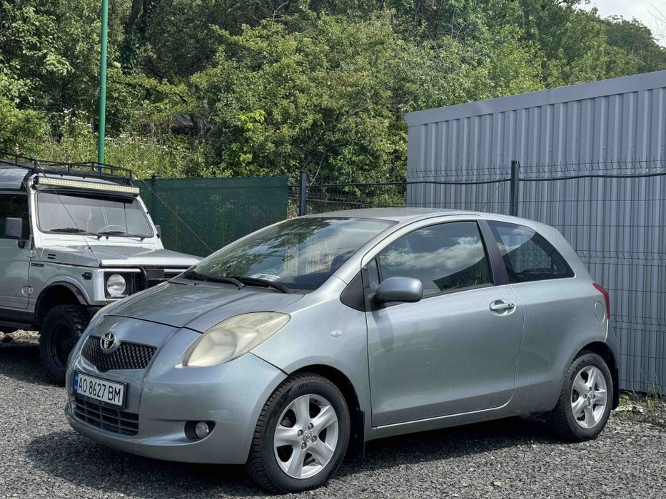 Автомобіль Тойота  яріс