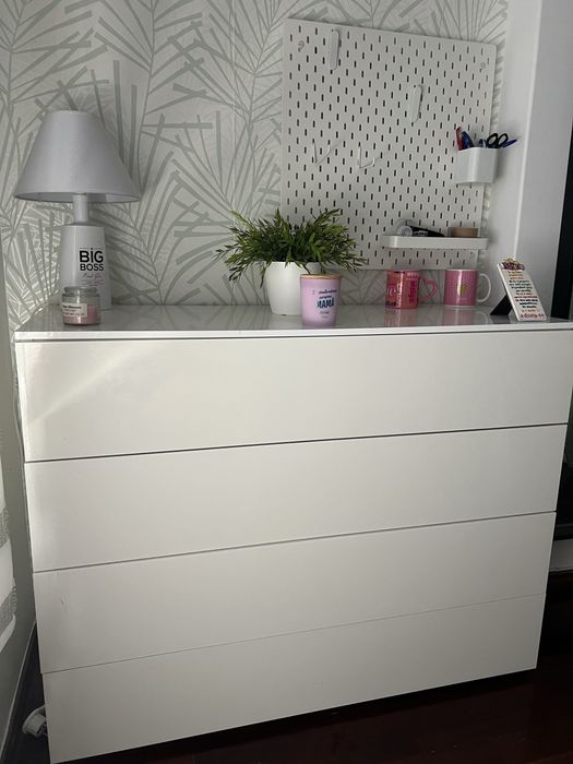 Cómoda branca com 4 gavetas