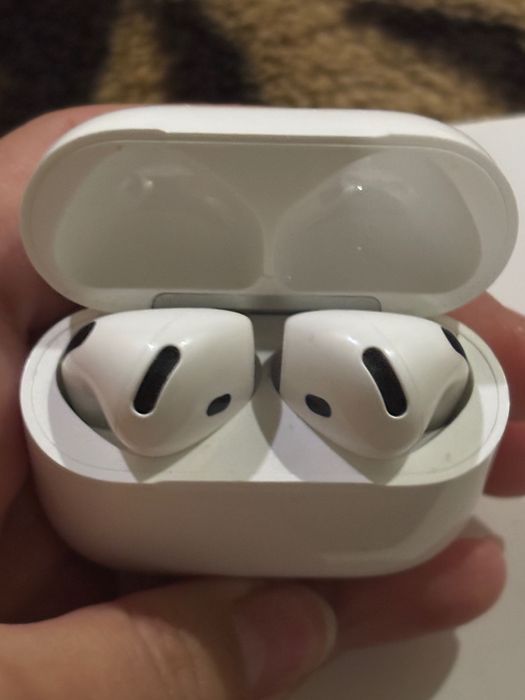 Продам навушники AirPods 4 with Active noise cancellation