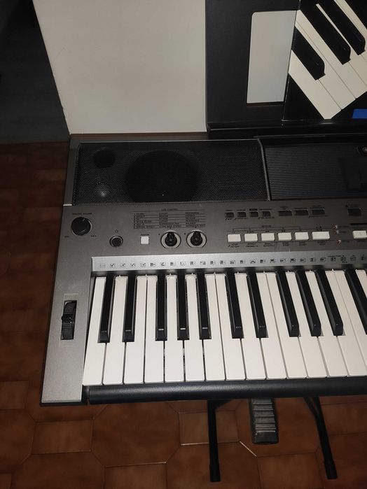 Teclado Yamaha PSR-E443