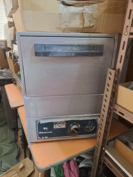 Cabine telefónica antiga e outros