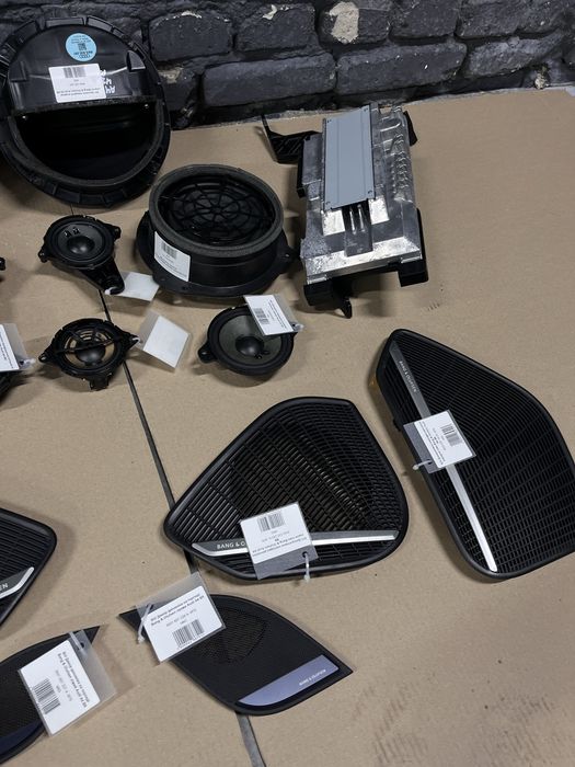 Комплект динаміків колонки усілок саббуфер накладки Audi A4B9 allroad