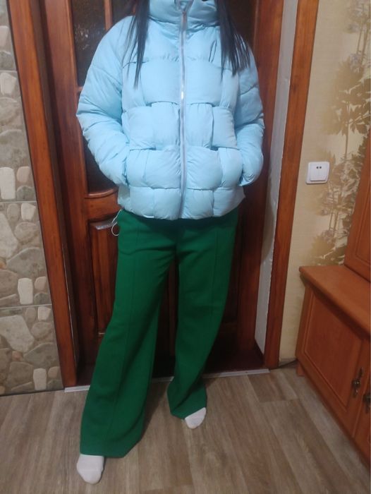 Куртка гарного кольору