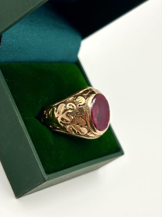 Sygnet złoty z malinowym oczkiem.