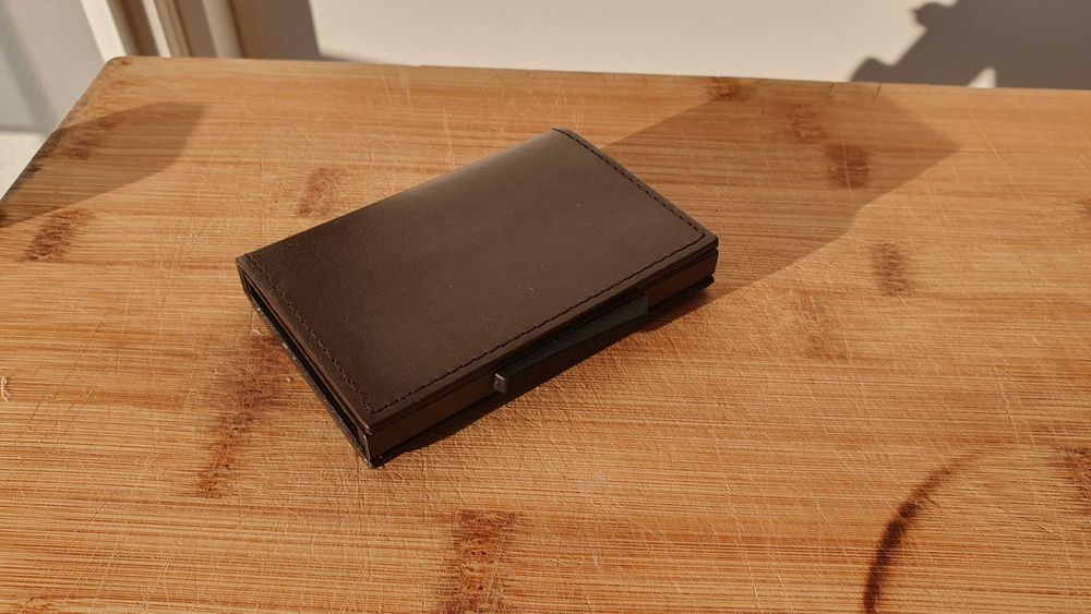 Ögon Cascade Wallet – Dark Brown, Elegante e Prática