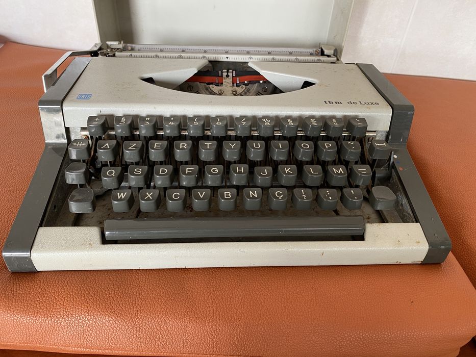 Maquina escrever portatil antiga