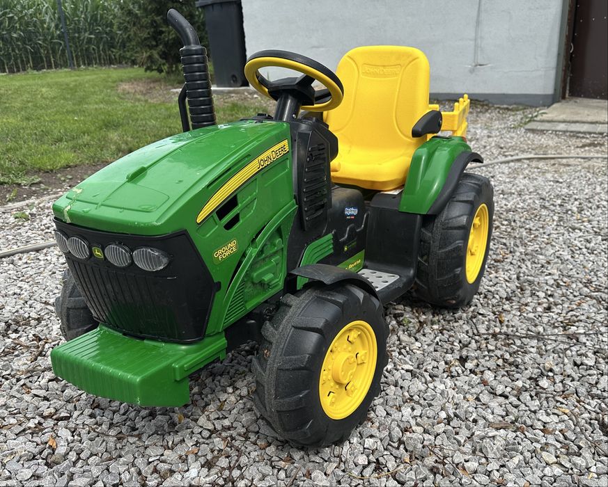 Traktor John Deere z przyczepą na akumulator