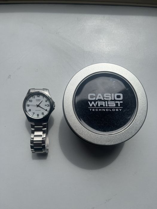 Годинник Casio.