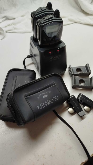 Conjunto 2 Walkie Talkies KENWOOD UBZ-LH68 + Carregador e Acessórios