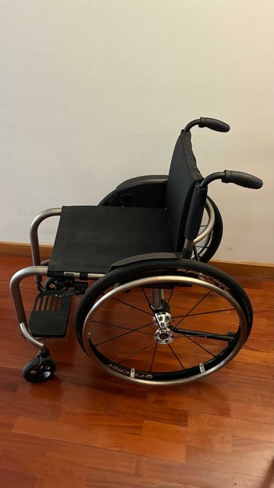 Cadeira de rodas manual de liga Ultra Leve ZR ( Com 2 meses de uso)
