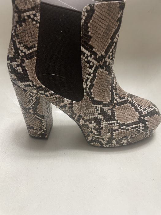 Calcado usado de senhora