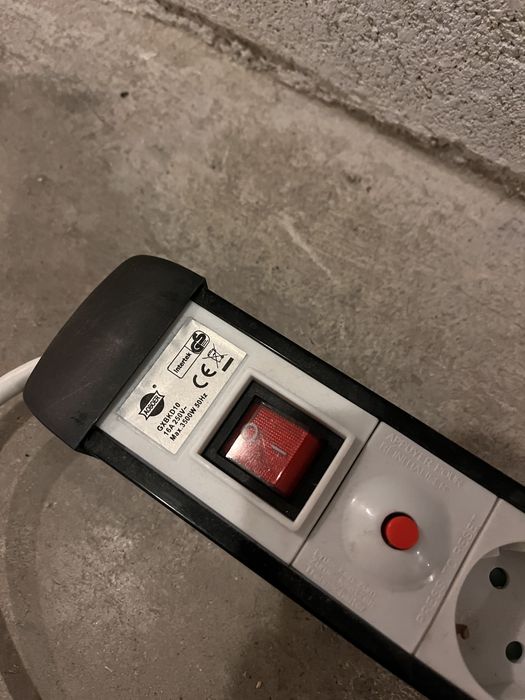 Multi-socket electrical outlet with 10 sockets and on/off button446748499609528321