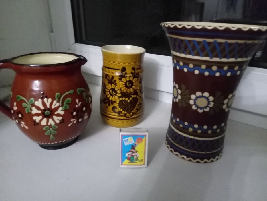 Набор красивых кувшинов и чаш.