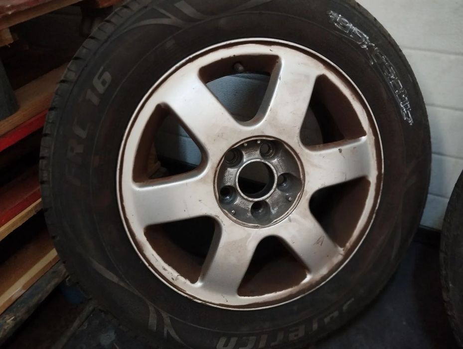 JOGO DE JANTES ORIGINAIS AUDI A3 8L COM PNEUS SEMINOVOS 195/65R15