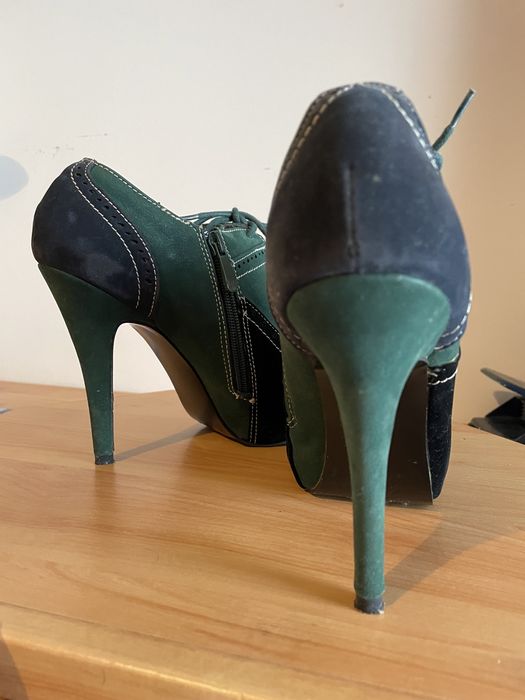 Sapatos de salto alto
