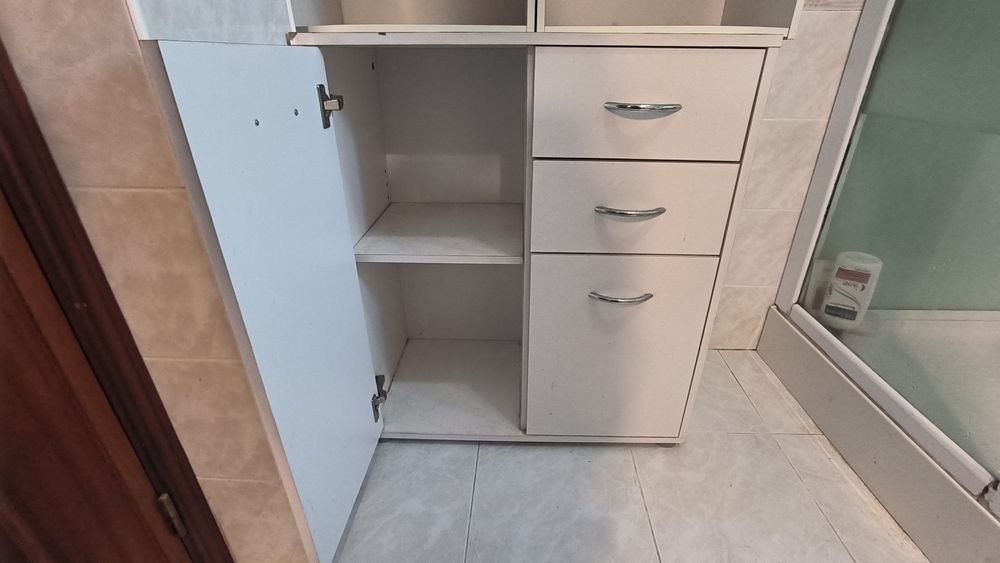 Móvel com porta e gavetas e estantes cubos