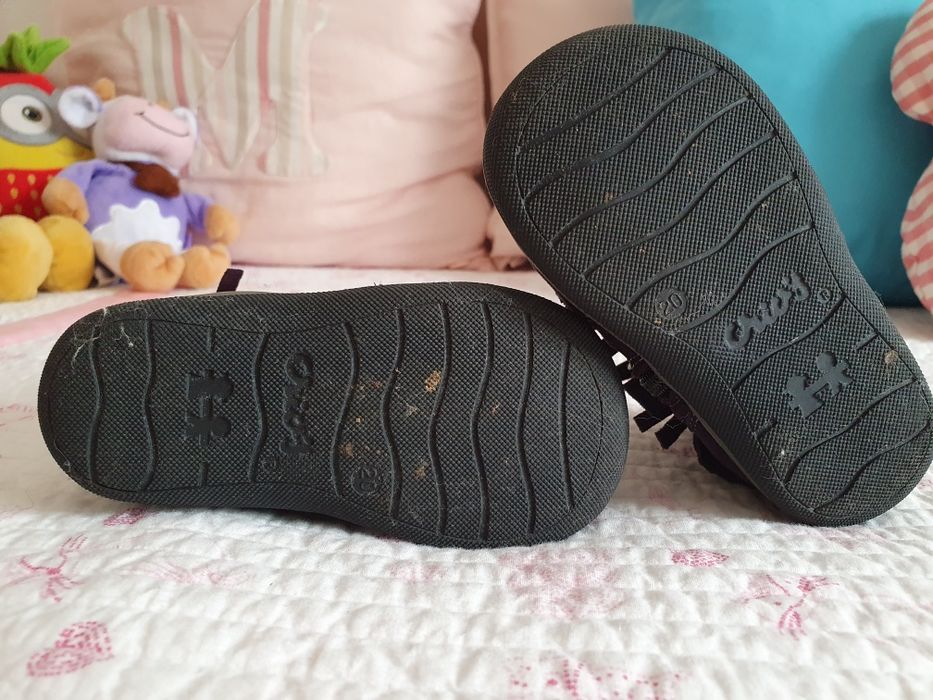 Botinhas de bebé também 20. Roxas. De pele e como novas.