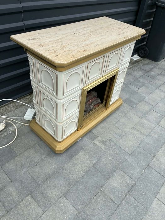 Kominek elektryczny z kafli ceramicznych