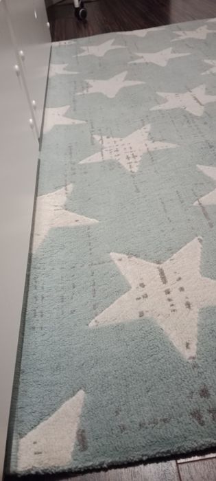 Dywan do pokoju dziecięcego - miętowy w białe gwiazdy.