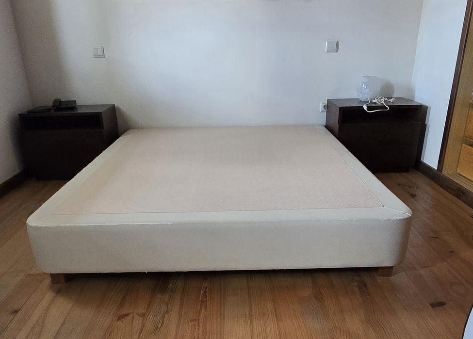 Estrado de cama 2,00x1,60 em napa