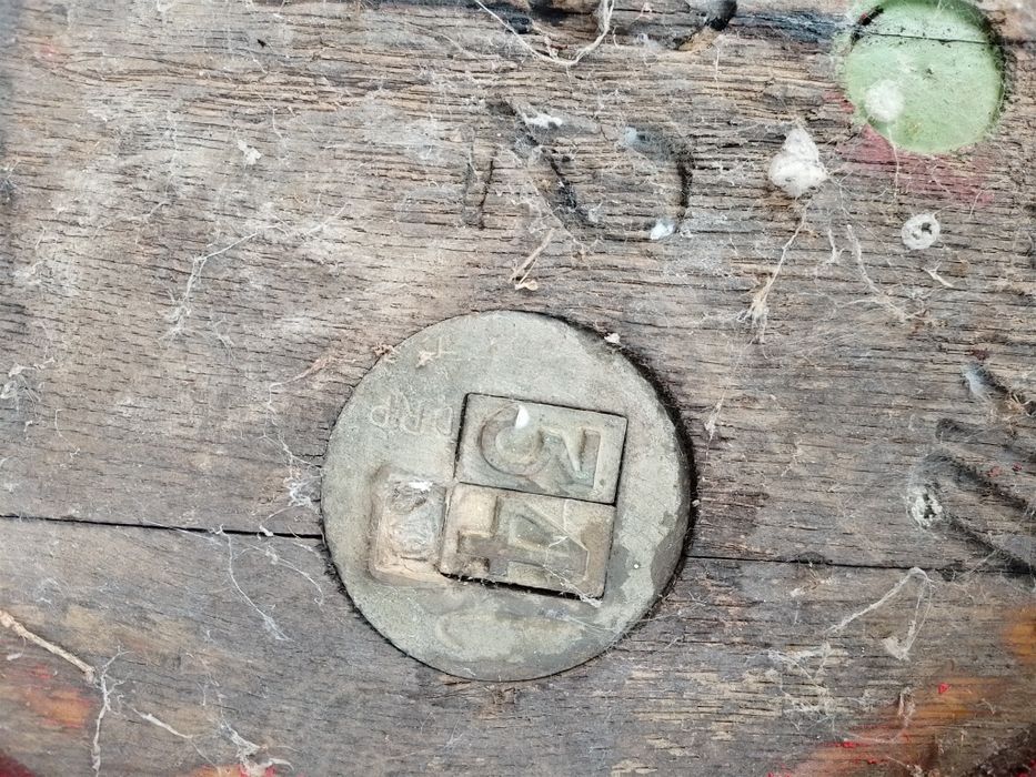 Stare masywne beczki