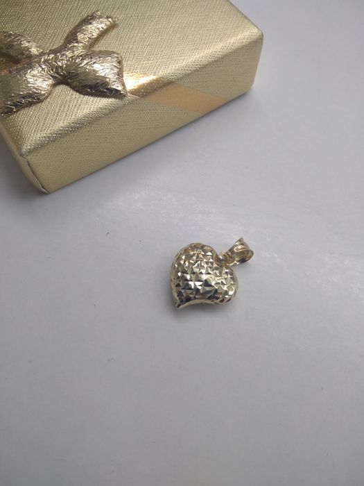 Złoty wisiorek serduszko grawerowane złoto 585   243