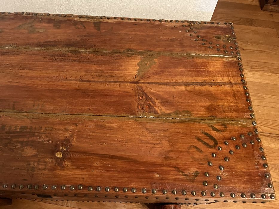 Bau em madeira e ataches de metal