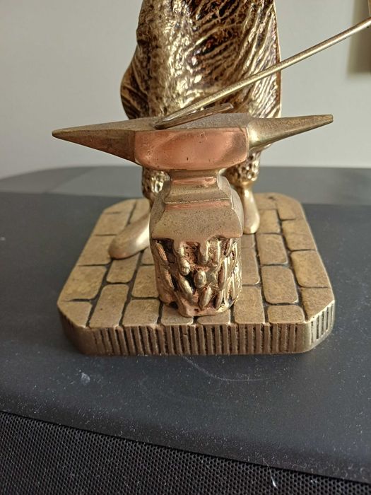 Escultura Antiga "Ferreiro com Bigorna " em Bronze Maciço