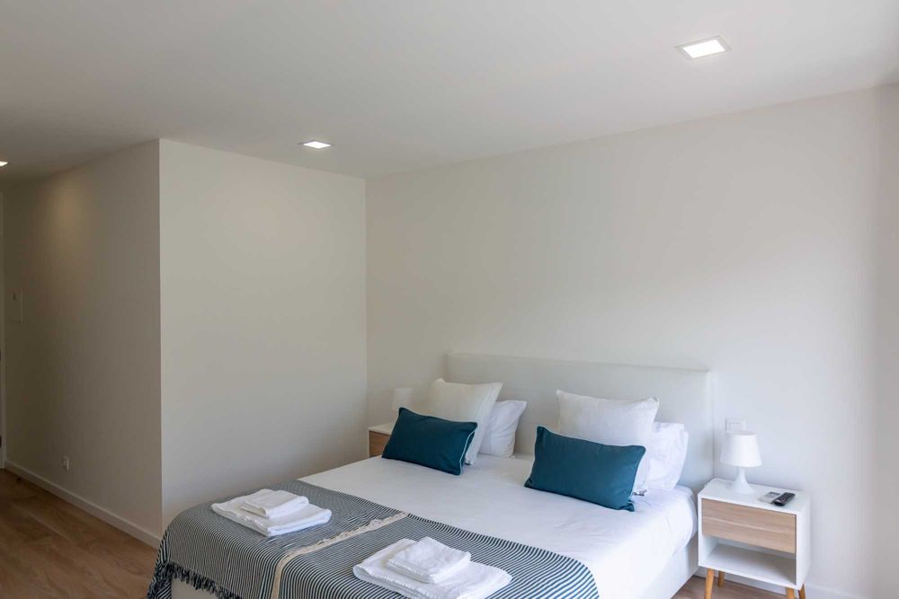 Quarto para arrendar com WC Privativo e varanda vista-mar, perto da praia